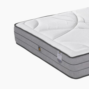 Pure Bed ležišče HARMONY – produktna fotografija, pogled na vogal z etiketo.