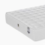 Pure Bed vzmetnica NATUR – produktna fotografija, pogled na vogal z etiketo.